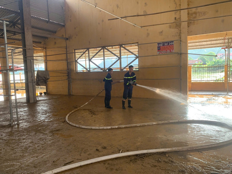 Chiến sĩ thuộc Phòng Cảnh sát PCCC và CNCH Công an Bắc Kạn hỗ trợ xã Nam Cường (Chợ Đồn) khắc phục hậu quả sau mưa lũ. z5836639098897_8d23759a48cc6f18ee999b4b4001d31b.jpg