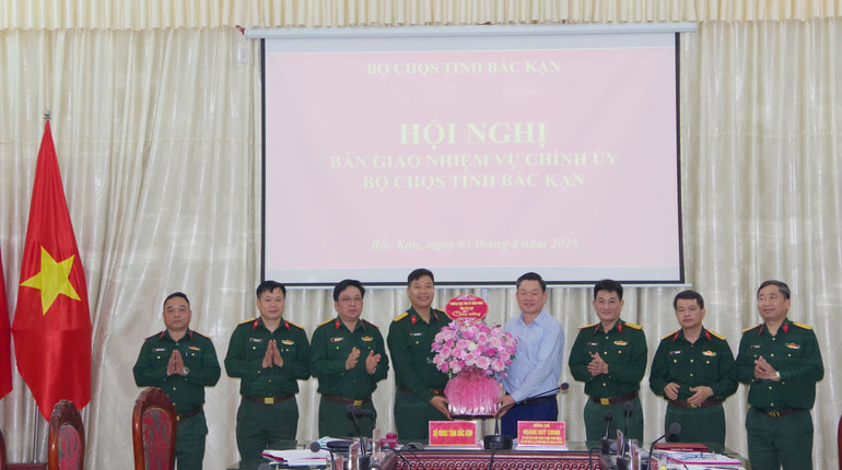 Đồng chí Hoàng Duy Chinh, Ủy viên BCH Trung ương Đảng, Bí thư Tỉnh ủy, Trưởng đoàn đại biểu Quốc hội tỉnh, Bí thư Đảng ủy Quân sự tỉnh tặng hoa chúc mừng Đại tá Hứa Chiến Thắng. imgp1659.jpg