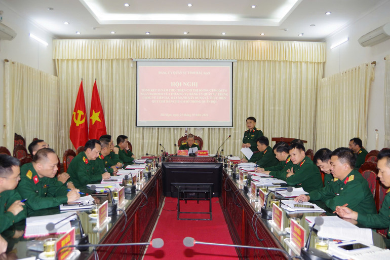 Thiếu tướng Ngô Hồng Thái, Phó Chủ nhiệm Chính trị Quân khu 1 dự và chỉ đạo hội nghị. thieu-tuong-thai-2457-6996.jpg