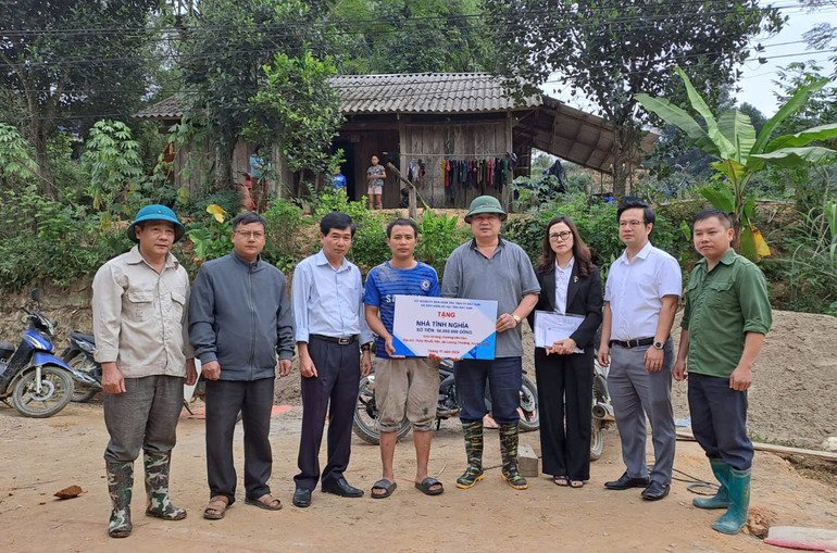 Lãnh đạo Uỷ ban Kiểm tra Tỉnh ủy phối hợp với Bảo hiểm xã hội tỉnh trao số tiền 50 triệu đồng giúp đỡ 01 gia đình có hoàn cảnh khó khăn làm nhà ở tại thôn Khuổi Nộc. z5997235489144-40a942317954638971ce14657164edfa.jpg
