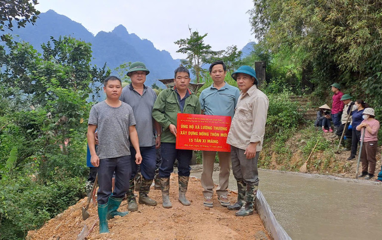 Đồng chí Cù Ngọc Cường (thứ hai từ trái qua), Ủy viên BTV, Chủ nhiệm Ủy ban Kiểm tra Tỉnh ủy cùng nhà tài trợ ủng hộ 15 tấn xi măng cho thôn Pàn Xả. z5997232987501-c23c0e8b523351473bc8614d6f41418a.jpg