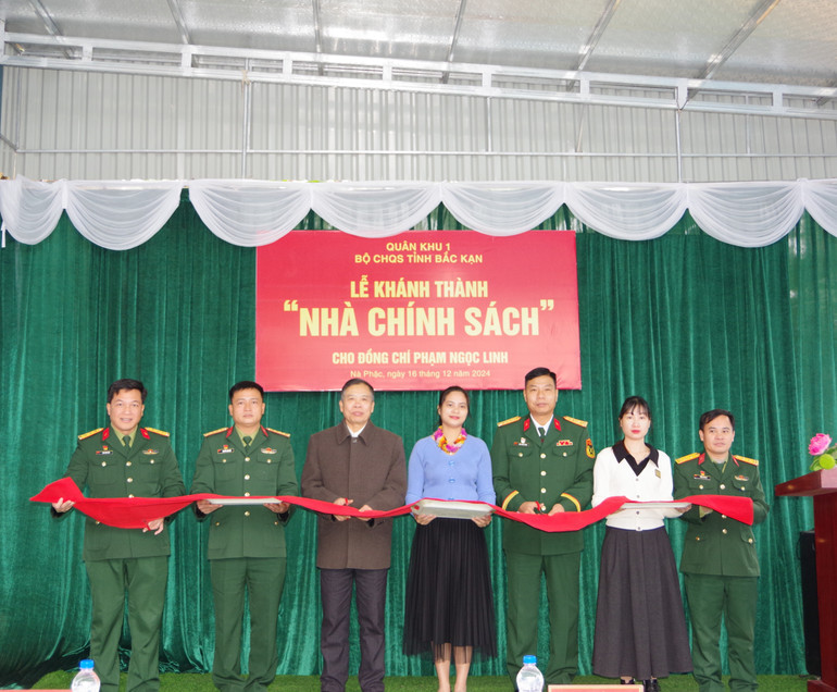 Các đại biểu cắt băng khánh thành "Nhà tình nghĩa". imgp0533.jpg