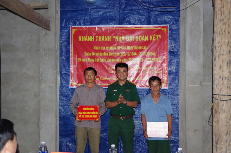 Thượng tá Hoàng Quốc Cường, Phó Chủ nhiệm Chính trị, Bộ CHQS tỉnh Bắc Kạn tặng quà cho 02 gia đình được hỗ trợ. z5912398112020-eb09fcbcbee17262106105267379bef2-2112.jpg