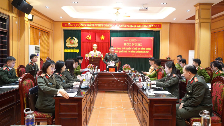 Đại tá Hà Văn Tuyên, Ủy viên Ban Thường vụ Tỉnh ủy, Giám đốc Công an tỉnh chủ trì buổi đối thoại. z6180508434312-1ebd2bdeb65d25b7205eee87dfeefadc.jpg