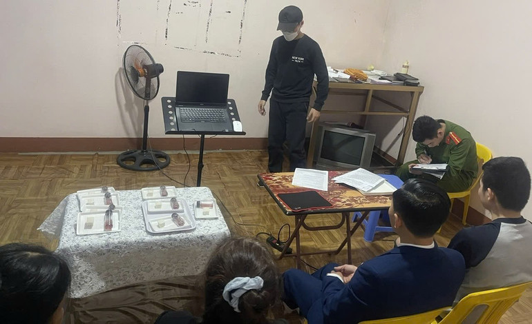 Phát hiện 5 trường hợp sinh hoạt "Hội thánh Đức chúa trời mẹ" cùng nhiều tài liệu, đồ vật có liên quan.. z6500964474969-d2fba9d2fc486b579ec3e4e3c7c83558.jpg