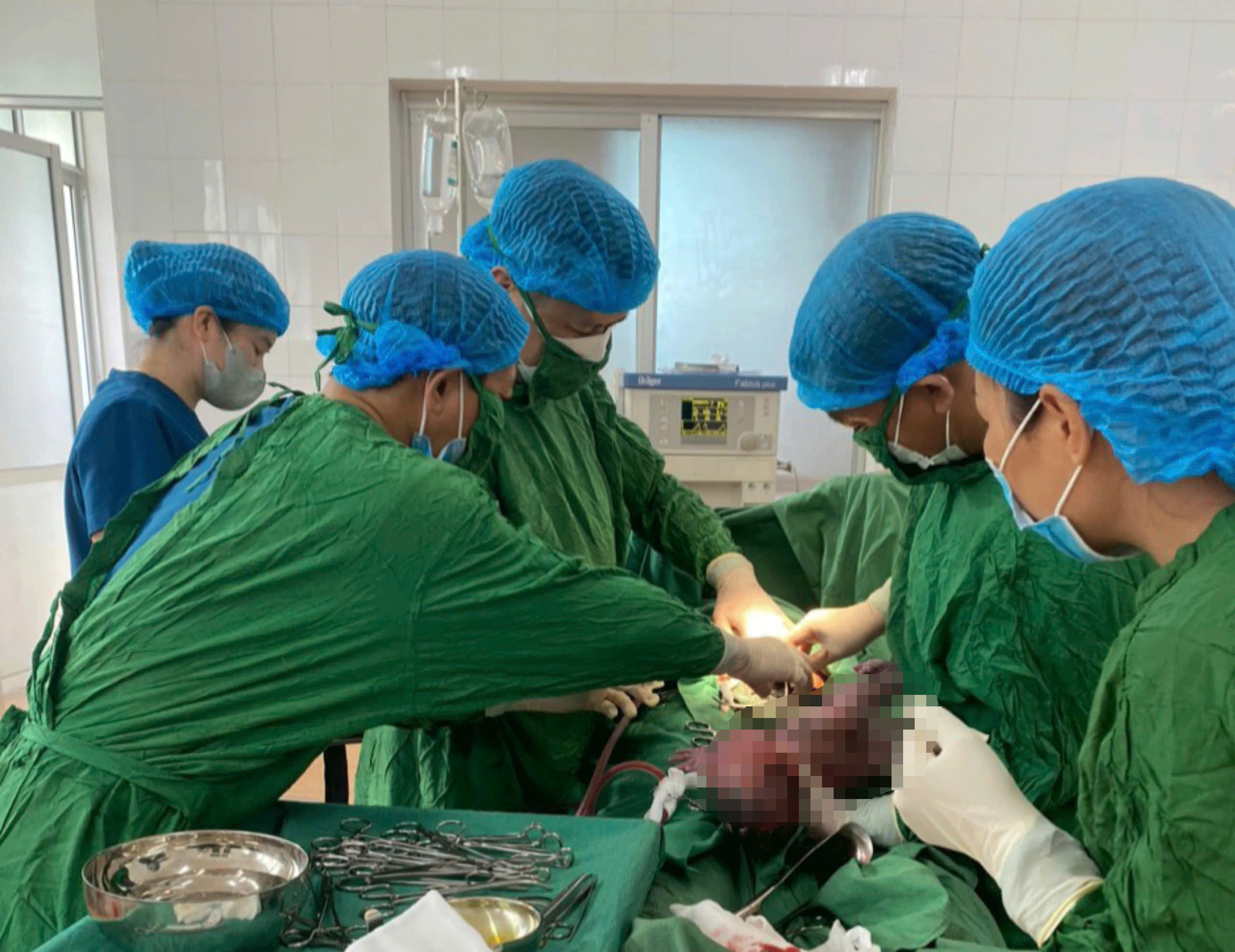 Trung tâm Y tế huyện Bạch Thông thực hiện thành công ca mổ lấy thai. z5899046125567-0b7dc4013fd5-5288.gif