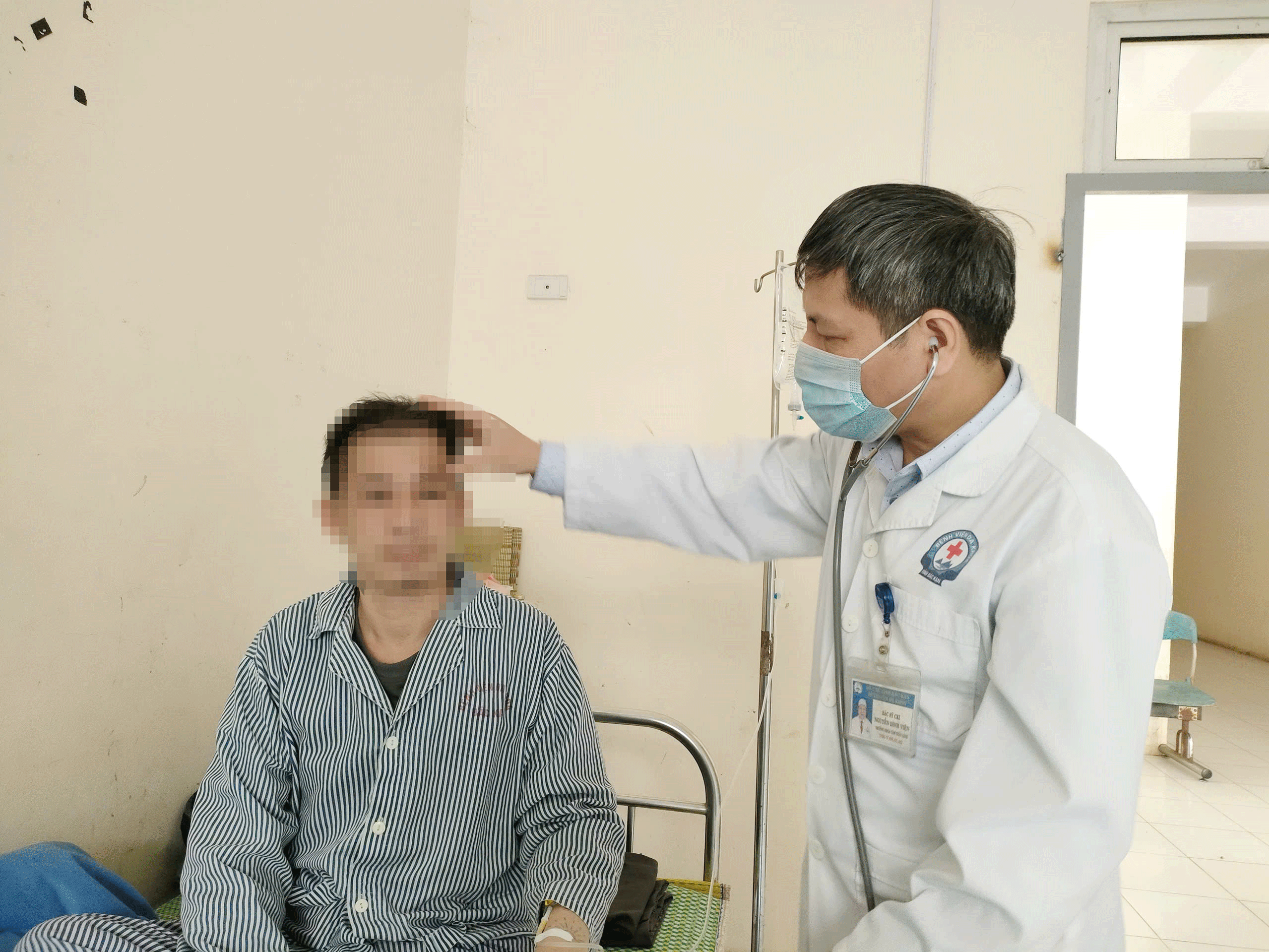 Bệnh nhân được chăm sóc tại Khoa Tâm thần kinh (Bệnh viện Đa khoa tỉnh Bắc Kạn). z5911211915927-d586f8402efb-1402.gif