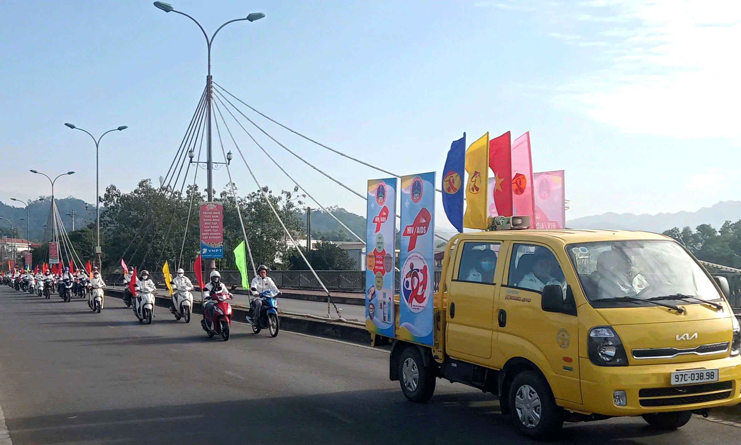 Các lực lượng diễu hành hưởng ứng Tháng hành động Quốc gia phòng, chống HIV/AIDS năm 2024 tại các tuyến đường chính trên địa bàn thành phố Bắc Kạn. z6079805955954-872138975d81.gif