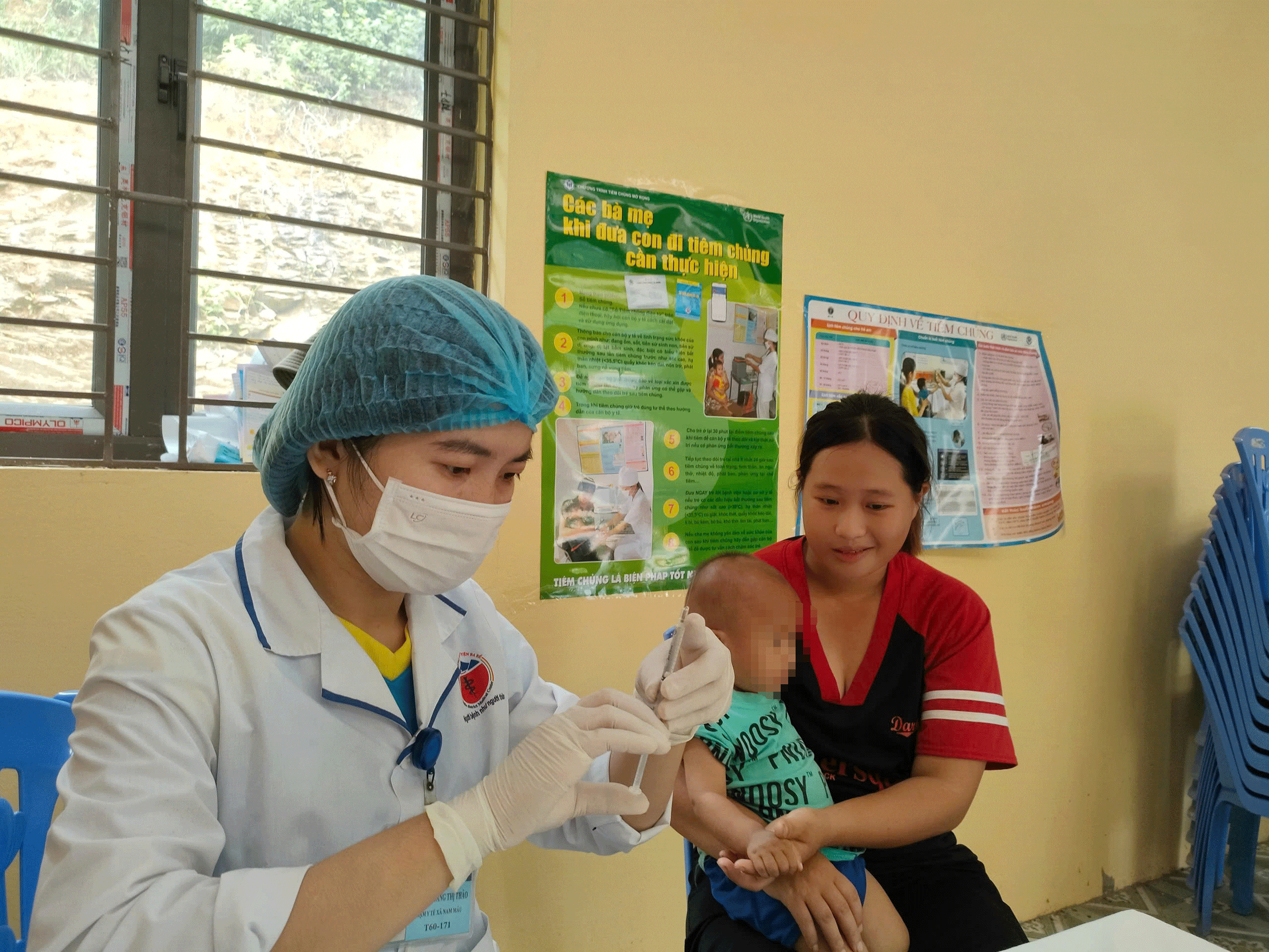 Tiêm vắc xin sởi, sởi - rubella trong Chương trình tiêm chủng mở rộng tại xã Nam Mẫu (Ba Bể). z5888272587655-8f0f08c1f14f.gif