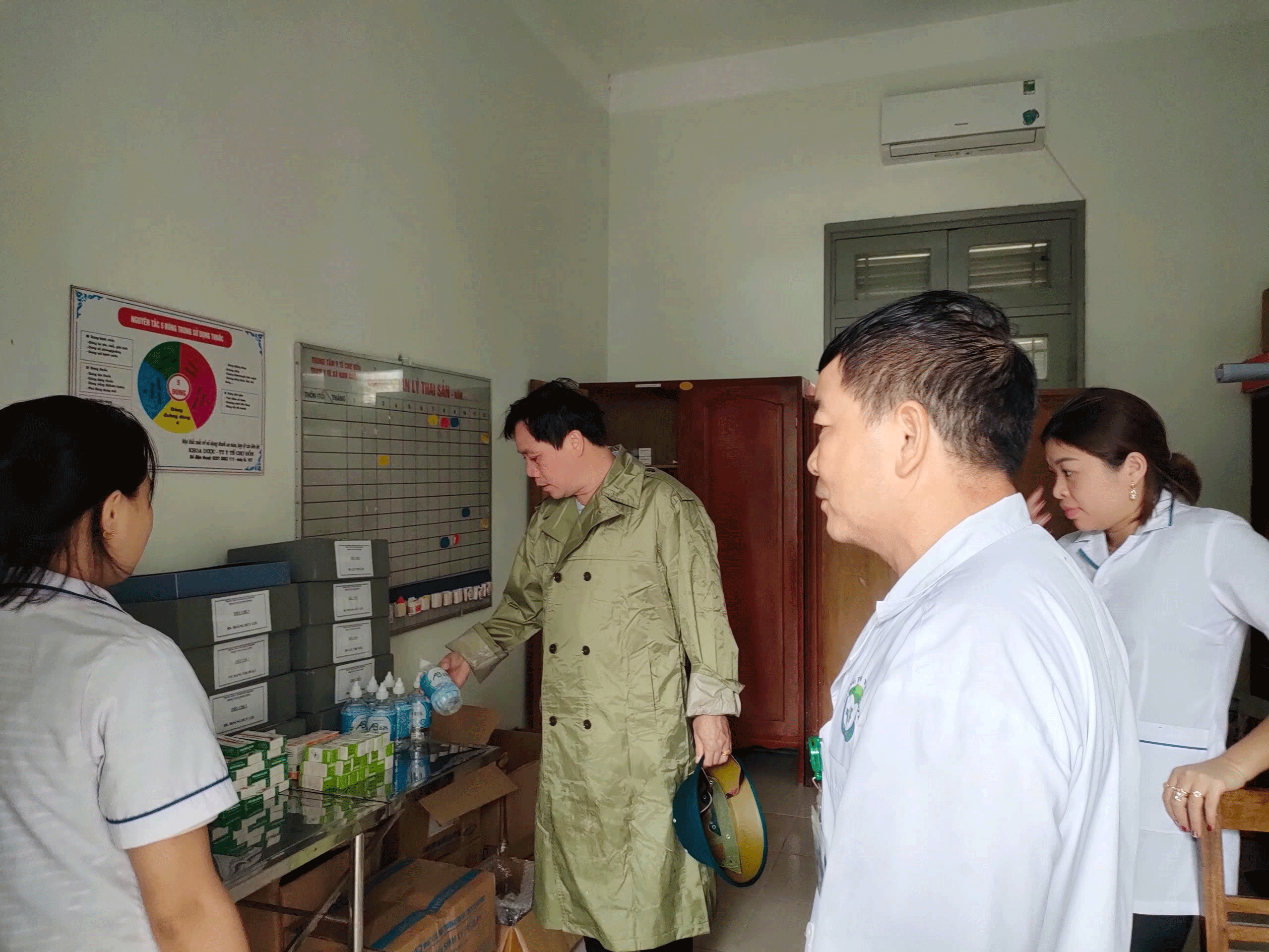 Kiểm tra, giám sát vật tư y tế, thuốc men tại Trạm Y tế xã Nam Cường. z5820460587847_2684c0e59473.gif