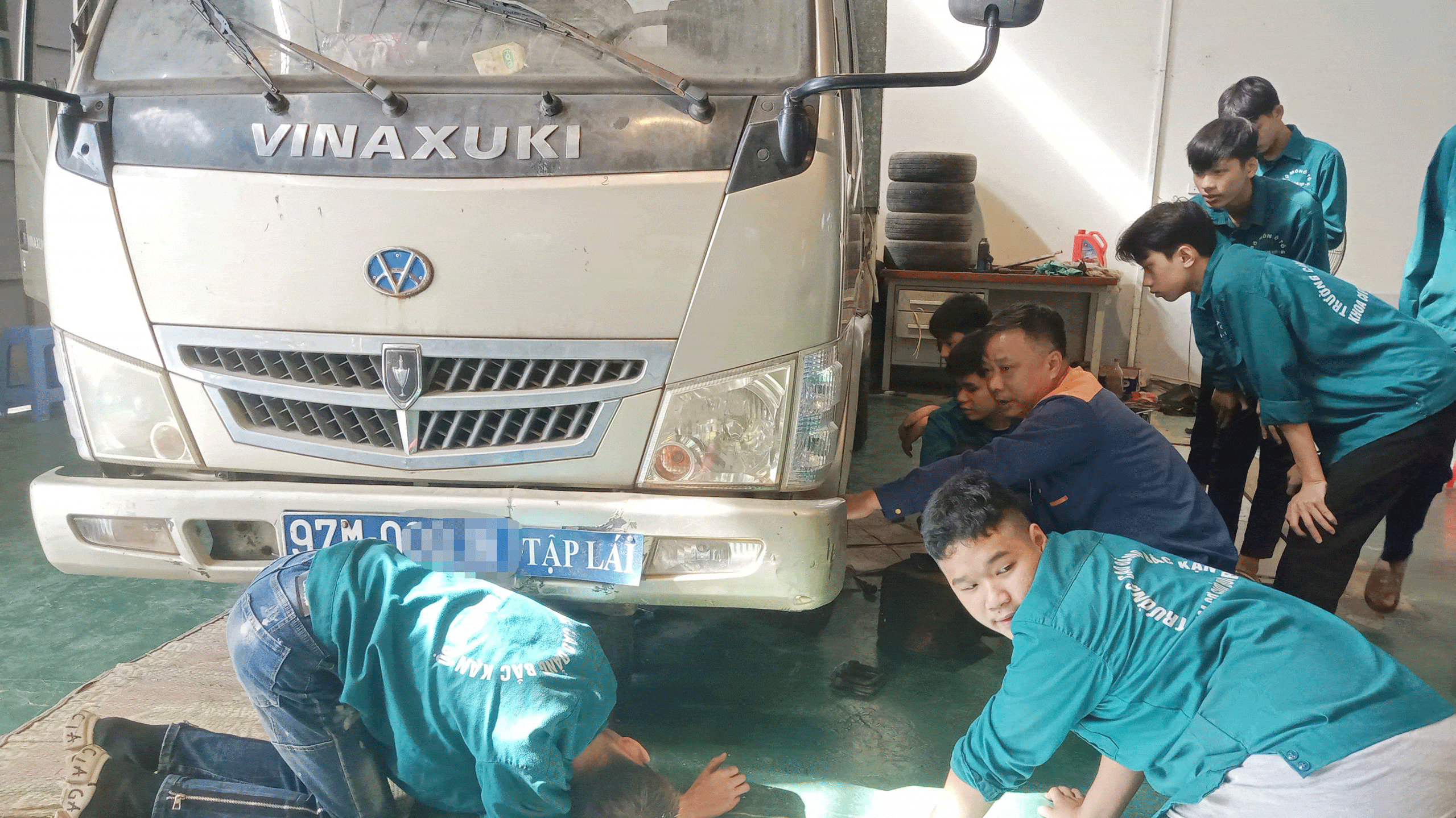 Học viên thực hành tại xưởng thực hành nghề Công nghệ ô tô. z5963144262552-fa87968dd59d-9143-7402.gif