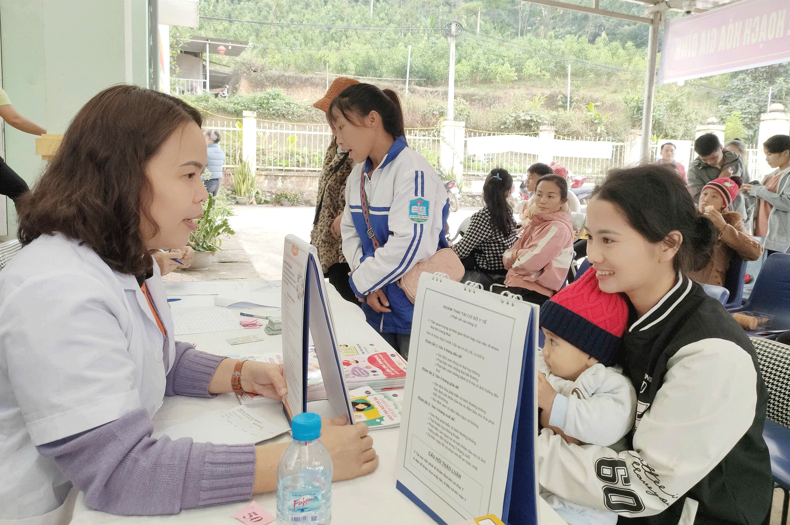 Nhân viên y tế tư vấn lựa chọn biện pháp tránh thai phù hợp tại điểm cung cấp dịch vụ xã Xuân Lạc (Chợ Đồn). z6102536014421-dcbc69eb1769.gif