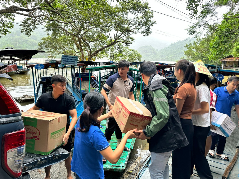 Trong sáng 11/9, nhiều chuyến hàng là nhu yếu phẩm thiết yếu tiếp tục được chuyển đến cho người dân xã Nam Mẫu. z5818955213238_9a6da0d0eb6808cba0d03459a59ecb24.jpg