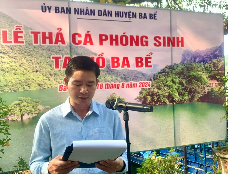 Lãnh đạo UBND huyện Ba Bể nhấn mạnh việc tuyên truyền bảo vệ nguồn lợi thủy sản. tha ca 2.jpg