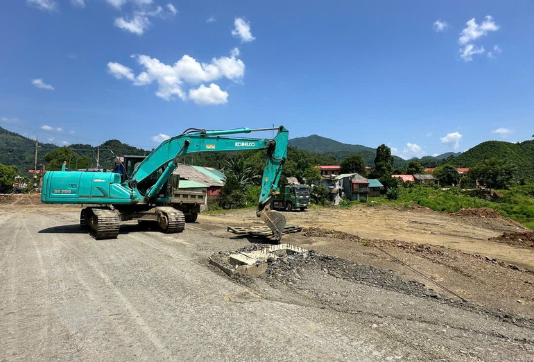 Nhà thầu thi công hạng mục san nền thuộc Dự án Xây dựng hạ tầng trung tâm huyện Pác Nặm tập trung máy móc, phương tiện để thi công khi thời tiết thuận lợi. 1.jpg