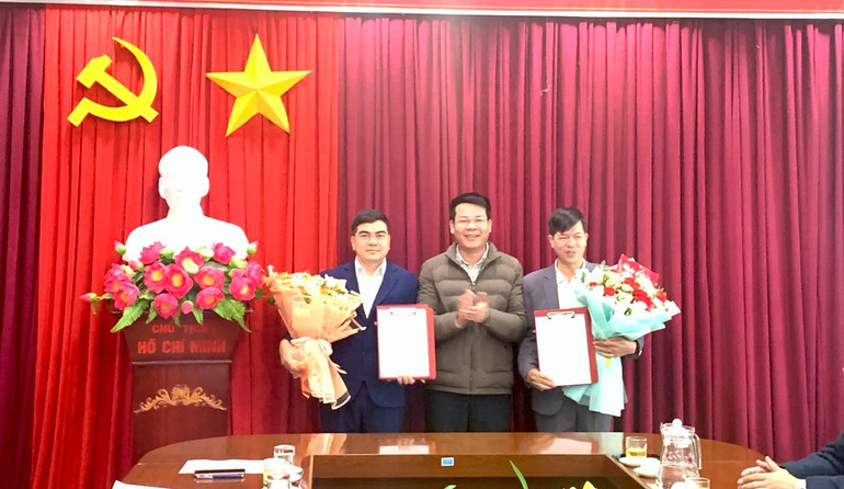 Lãnh đạo Huyện ủy Ba Bể trao quyết định điều động bổ nhiệm và chúc mừng các cá nhân được điều động bổ nhiệm dịp này. 1.jpg