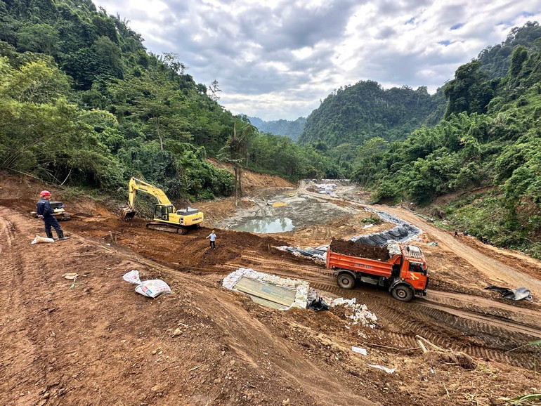 Việc khắc phục thân đập bị vỡ đang được khẩn trương tiến hành. z5843387874625_843f003460b7b68dc9c3240a7f95647d.jpg
