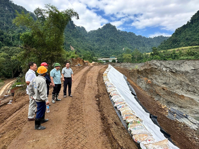 Đoàn công tác của tỉnh kiểm tra thực tế tại hiện trường. z5843387896532_7d91dd84433ca35b38178a575e72e064.jpg