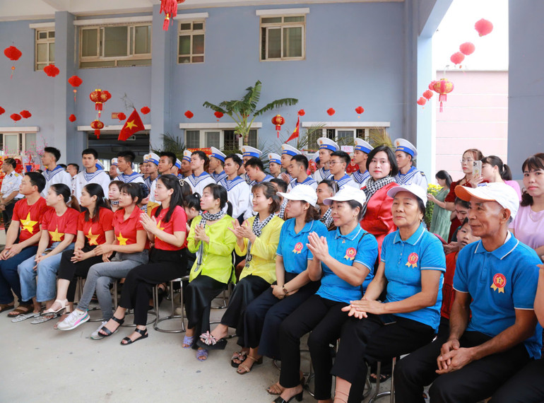 Đại diện các hộ dân tham dự khai mạc. cac-gia-dinh-du-khai-mac.jpg