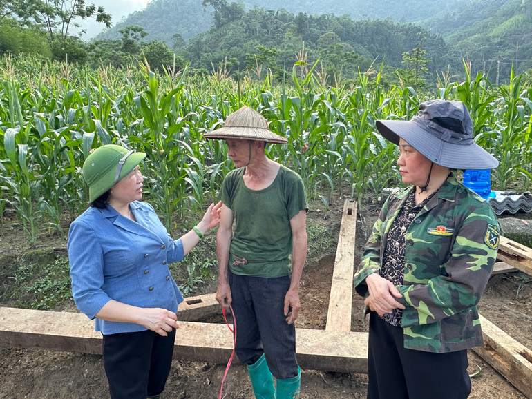 Đồng chí Phó Bí thư Thường trực Tỉnh ủy Phương Thị Thanh và đồng chí Đỗ Thị Minh Hoa, Ủy viên Ban Thường vụ Tỉnh ủy, Chủ tịch Ủy ban MTTQVN tỉnh động viên người dân tham gia hỗ trợ, khắc phục hậu quả do mưa lũ ở Phiêng Khăm. 13.jpg