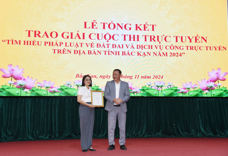 Đại diện Ban Tổ chức cuộc thi trao giải giải Nhất cho bà Cao Thị Lệ, Thôn Nà Kéo, xã Thượng Quan (Ngân Sơn). 22.jpg