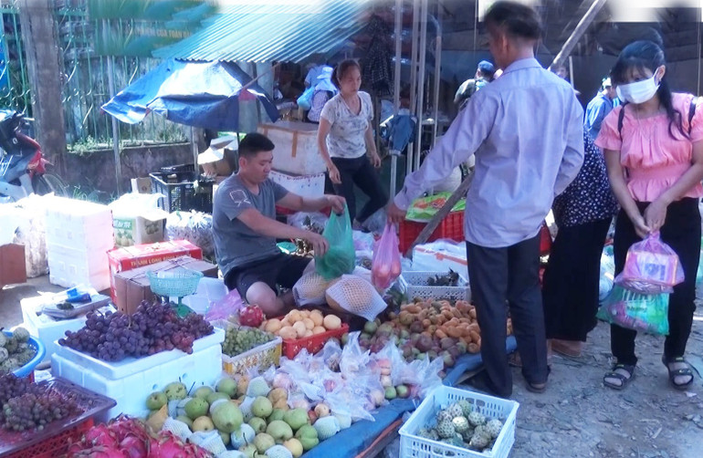 Người mua bán tại chợ Bộc Bố, xã Bộc Bố (Pác Nặm) chủ yếu sử dụng túi nilon để đựng đồ. 20-nam-chuanmp4-snapshot-1342844.jpg