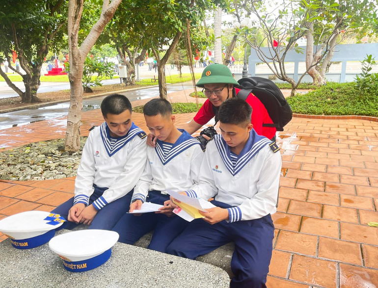 Những lá thư tay gửi từ đất liền được các chiến sĩ đảo Trường Sa chăm chú đọc. z6238312379981-cac4743231bb47254a5fa6fba7417d5e.jpg
