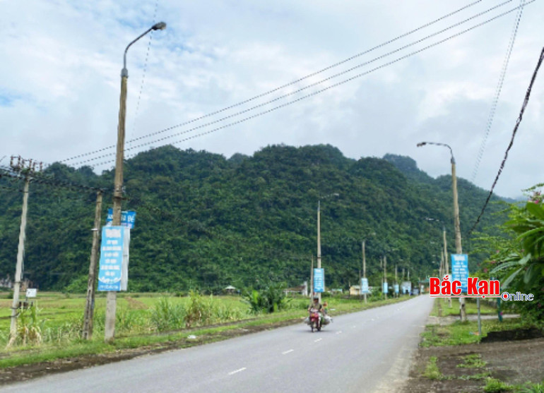 Hệ thống điện chiếu sáng được lắp đặt tại khu vực Buốc Lốm, nơi đón khách du lịch đến hồ Ba Bể. 2.jpg