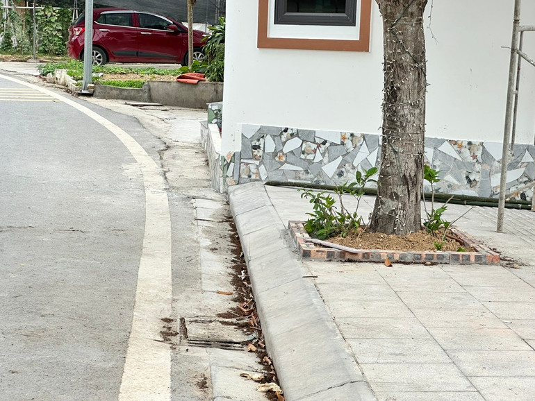 Một phần mép ngoài của căn nhà xây giáp với đường kết nối Khu dân cư thương mại và chợ Nguyễn Thị Minh Khai. Ảnh chụp ngày 13/4/2025. c.jpg