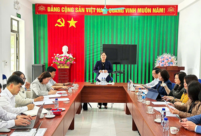 Đồng chí Phó Chủ tịch UBND tỉnh Hoàng Thu Trang phát biểu kết luận buổi làm việc tại huyện Ba Bể. Đồng chí Phó Chủ tịch UBND tỉnh Hoàng Thu Trang phát biểu kết luận buổi làm việc tại huyện Ba Bể.