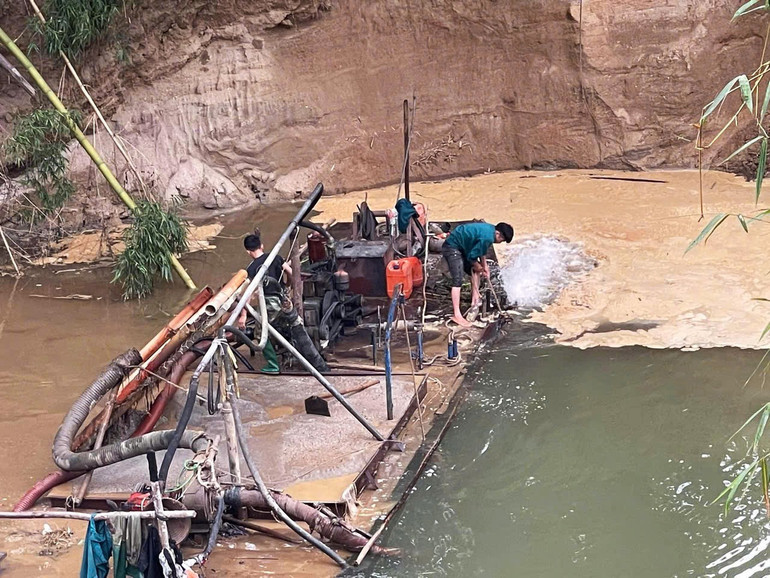 កប៉ាល់បូមខ្សាច់ខ្នាតធំកំពុងបូមខ្សាច់នៅជាប់ច្រាំងទន្លេណាង ដែលបណ្តាលឱ្យមានសក្តានុពលខ្ពស់សម្រាប់ការរអិលបាក់ដី។ 11.jpg