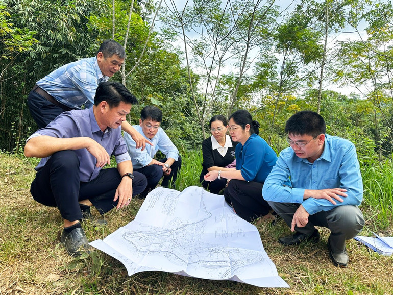 Đoàn công tác kiểm tra và nắm tiến độ thực hiện dự án bố trí ổn định dân cư tập trung tại thôn Nà Hỏi, xã Phúc Lộc. 22.jpg