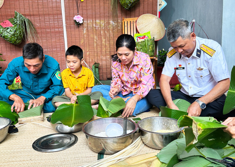 Quân và dân trên đảo cùng gói bánh chưng, sẵn sàng cho bữa cơm tất niên thêm phần đầm ấm. quan-dan-tren-dao-truong-sa-cung-lam-banh-trung-don-tet.jpg