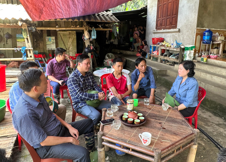Đoàn công tác đến thăm gia đình cháu Lý Triệu Đình Nam, con trai của nạn nhân Lý Học Vượng (đã thiệt mạng do mưa lũ). 5.jpg