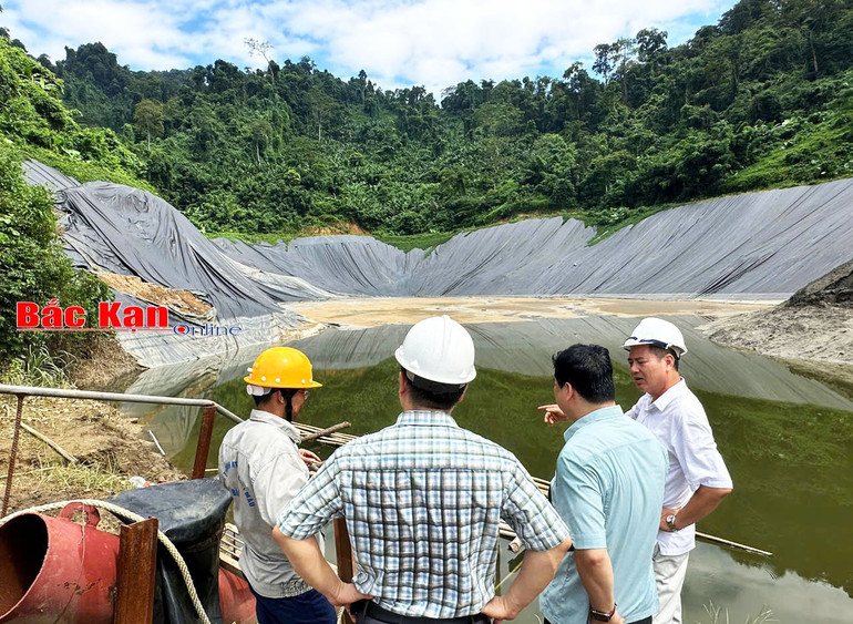 Lãnh đạo Sở Công Thương Bắc Kạn kiểm tra các vị trí hồ đập khác trong khu vực mỏ quản lý. 33.jpg