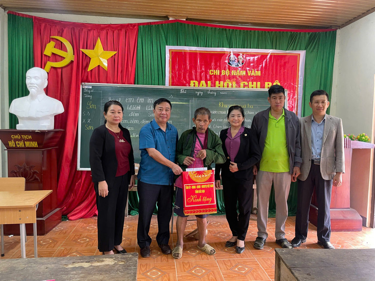 Đoàn đến thăm, tặng quà ông Hoàng Văn Khảo , thôn Nặm Vằm, xã Nghiên Loan. nam-vam.jpg