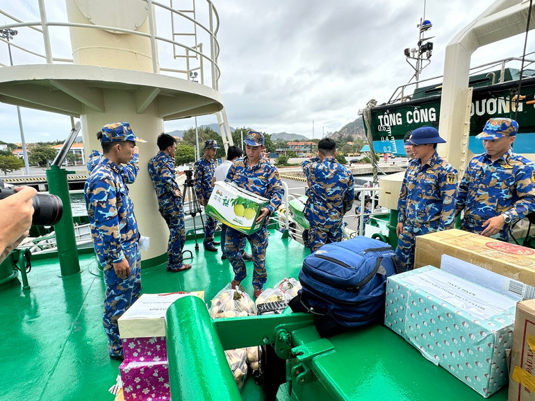 Cán bộ, chiến sĩ tàu 561 vận chuyển hàng hóa, quà Tết lên tàu. 7.jpg