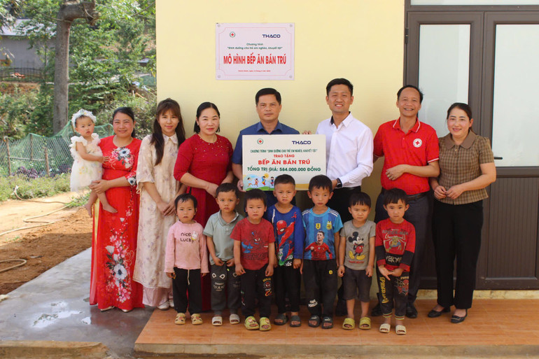 Đại diện lãnh đạo Hội Chữ thập đỏ Bắc Kạn phối hợp với Trung ương Hội Chữ thập đỏ Việt Nam trao công trình bếp ăn bán trú tại điểm trường Phiêng Muồi, Trường Mầm non Công Bằng. 3.jpg