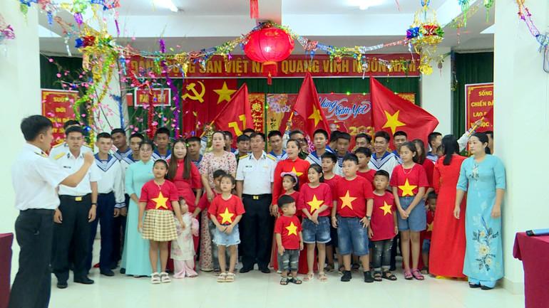 Cán bộ, chiến sĩ và Nhân dân trên đảo chụp ảnh lưu niệm trước thềm năm mới. mhao5405mxf-snapshot-0001753.jpg