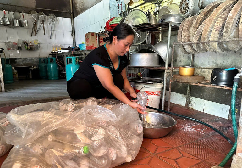 Chị Phạm Thị Tuyết, thị trấn Nà Phặc (Ngân Sơn) hằng ngày vẫn làm việc để kiếm tiền trang trải cuộc sống. 22-7890.jpg