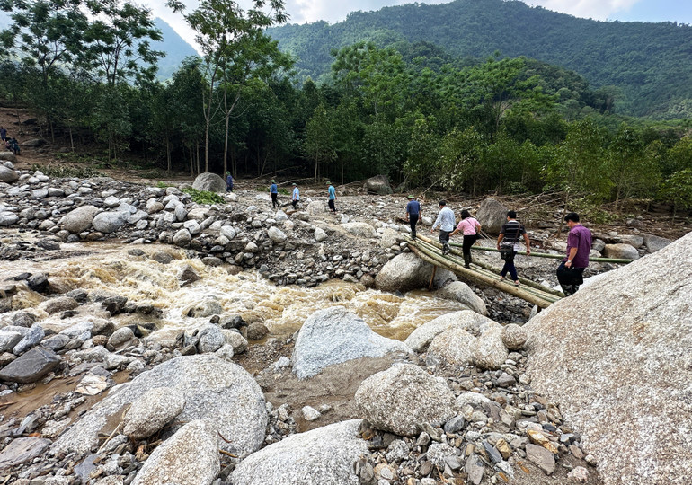 Do đường bị sạt lở nên để đến được những hộ dân bị thiệt hại, ảnh hưởng ở cuối thôn Phiêng Khăm vẫn phải đi bộ khoảng 1km. 12.jpg