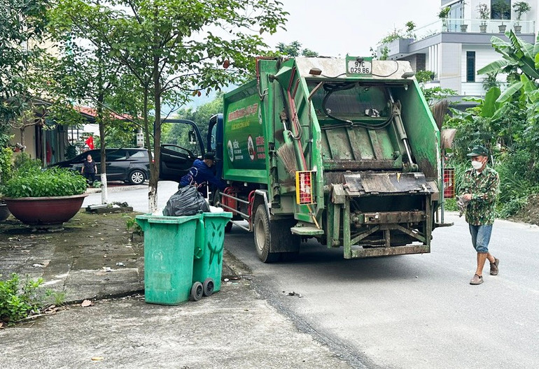 Hiện nay, tại khu vực trung tâm các huyện và một số xã trên địa bàn tỉnh Bắc Kạn đã có xe chuyên dụng thu gom rác để đem đến nơi tập kết xử lý theo quy định. z6661006214887-cb09faca14df770d086d753e8f304440.jpg
