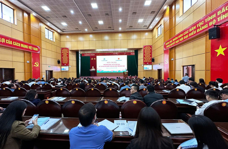 Hội nghị phổ biến pháp luật về đất đai và pháp luật tài nguyên nước được thực hiện trong thời gian một ngày (29/10). 55.jpg