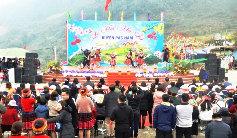 Hiện nay phần sân khấu chính đã được đầu tư xây dựng khang trang, đáp ứng các hoạt động văn hoá, văn nghệ. 4-3353.jpg