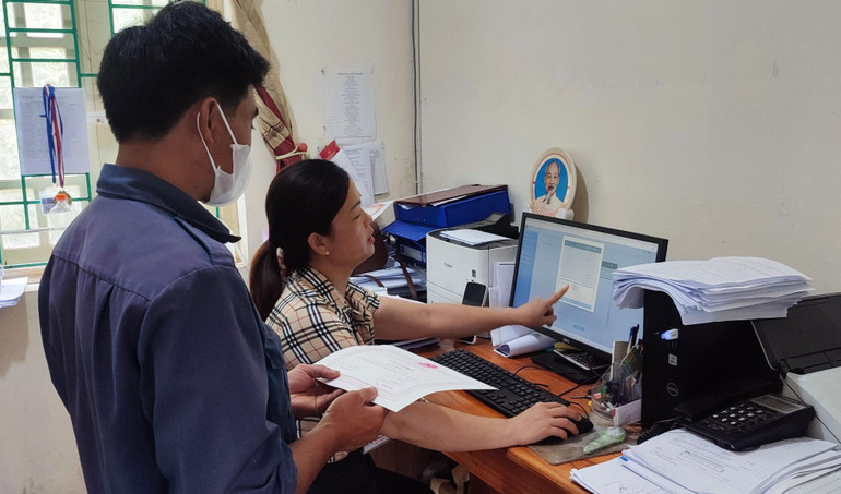 Cán bộ Văn phòng UBND xã Giáo Hiệu thực hiện số hóa văn bản để trình cấp có thẩm quyền xem xét, phê duyệt kết quả. 5425.jpg