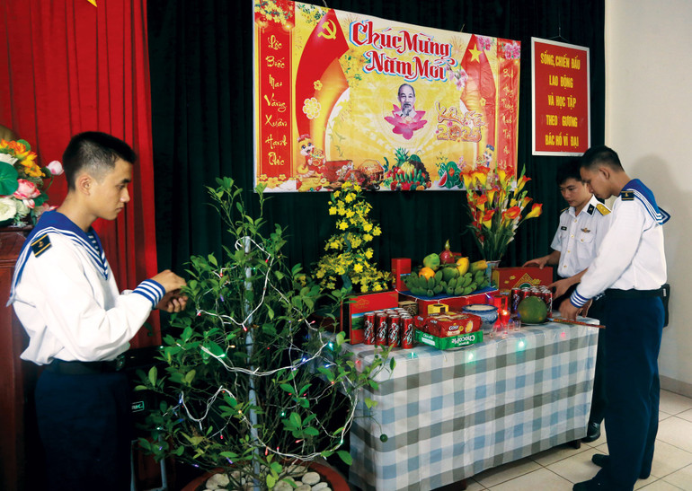 Phòng đón xuân được trang trí thật đẹp, trang trọng để cán bộ, chiến sĩ đón xuân mới. chuan-bij-mam-ngu-qua-va-trang-tri-phong-don-giao-thua.jpg