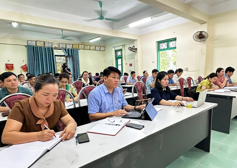 Các đại biểu tham dự tại buổi tiếp xúc cử tri tại UBND xã Bành Trạch. 4.jpg