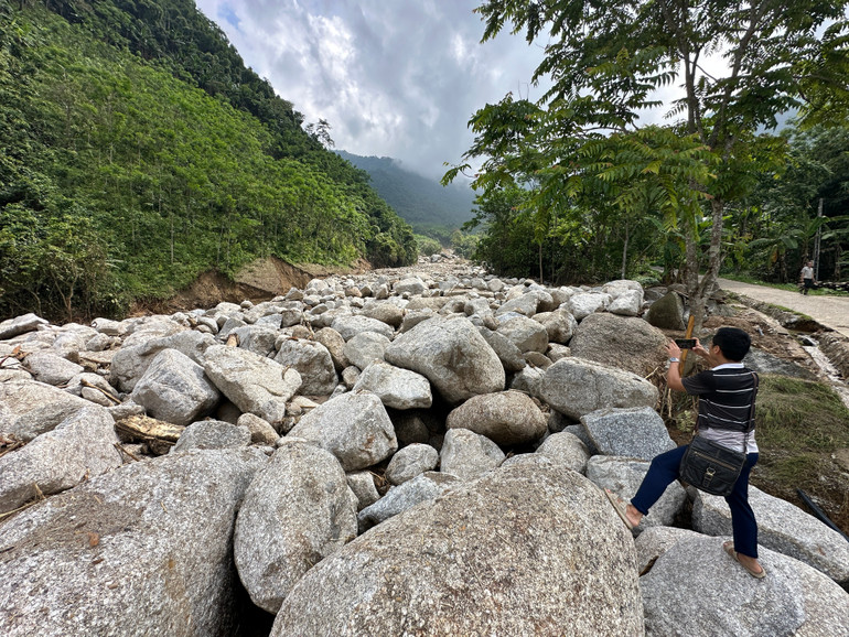 Lượng lớn đá từ phía đỉnh đồi ở thôn Phiêng Khăm dồn xuống khu vực trung tâm thôn. 2.jpg