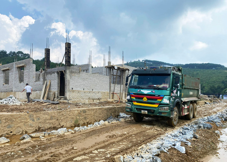 Bảo đảm các phương tiện phục vụ vận chuyển, đáp ứng cho công trình thi công được thường xuyên, liên tục. 99999993.jpg