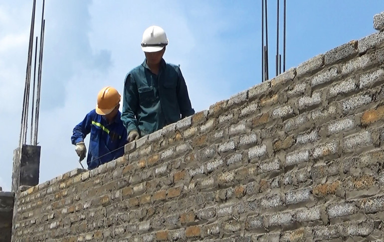 Công nhân xây dựng tranh thủ thời tiết thuận lợi xây dựng các hạng mục công trình. 99999991.jpg